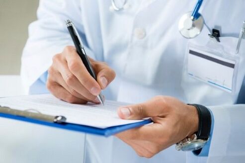 Doctor prescribes psoriasis treatment