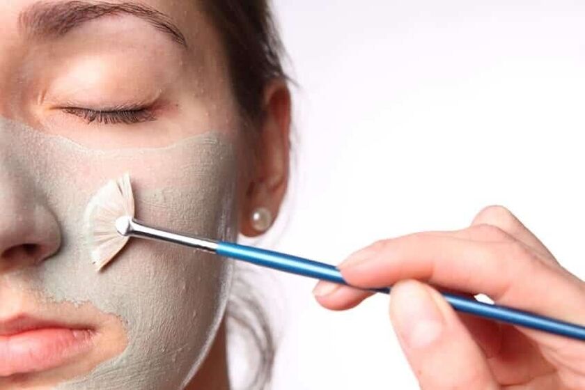Applying medication to the face for psoriasis of the scalp