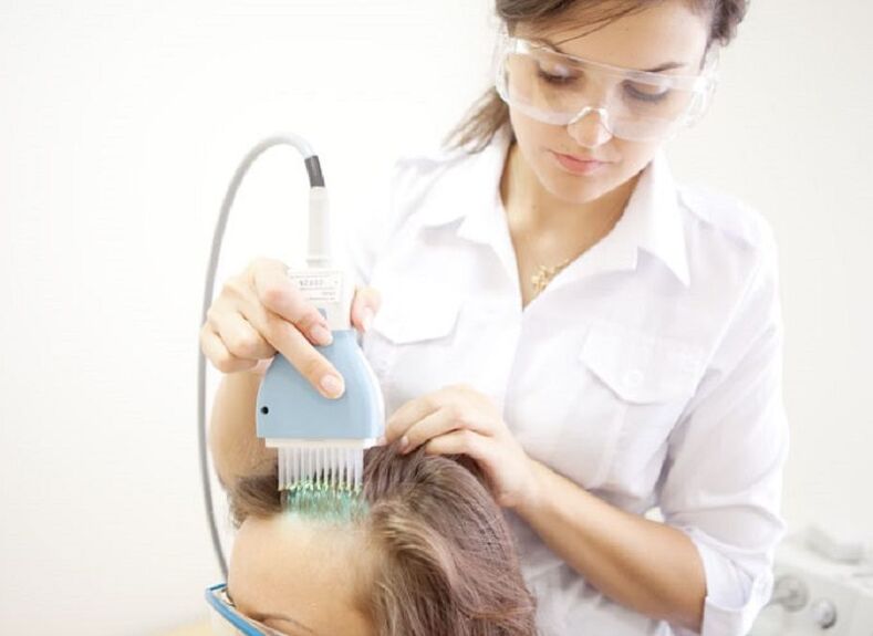 Phototherapy for psoriasis of the scalp