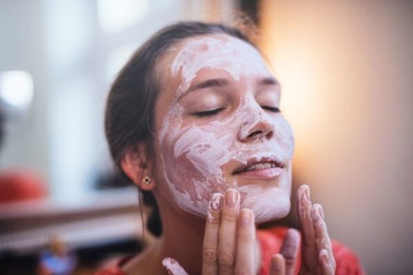 Therapeutic face mask against psoriasis